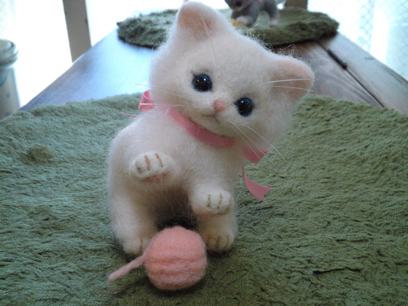 羊毛フェルト・白い子猫の毛糸玉遊び 1枚目の画像