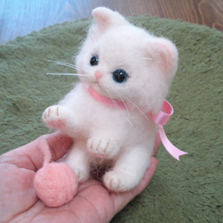 羊毛フェルト・白い子猫の毛糸玉遊び 3枚目の画像