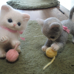 羊毛フェルト・白い子猫の毛糸玉遊び 5枚目の画像