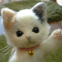 羊毛フェルト・招き猫ポーズの三毛猫ちゃん 2枚目の画像