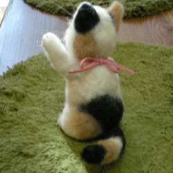 羊毛フェルト・招き猫ポーズの三毛猫ちゃん 3枚目の画像