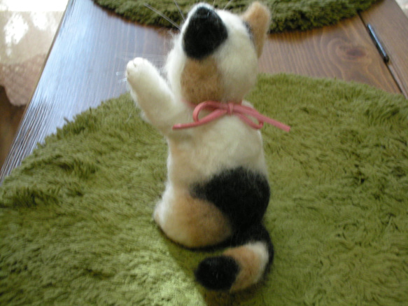 羊毛フェルト・招き猫ポーズの三毛猫ちゃん 3枚目の画像