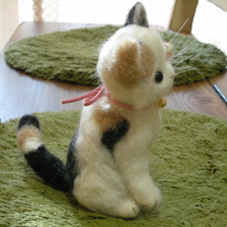 羊毛フェルト・招き猫ポーズの三毛猫ちゃん 4枚目の画像