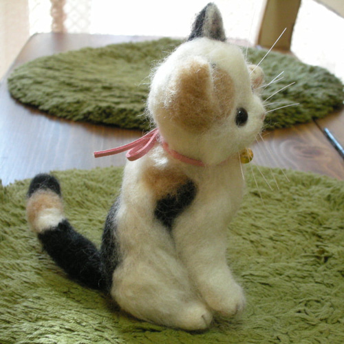 羊毛フェルト・招き猫ポーズの三毛猫ちゃん 羊毛フェルト ♪め