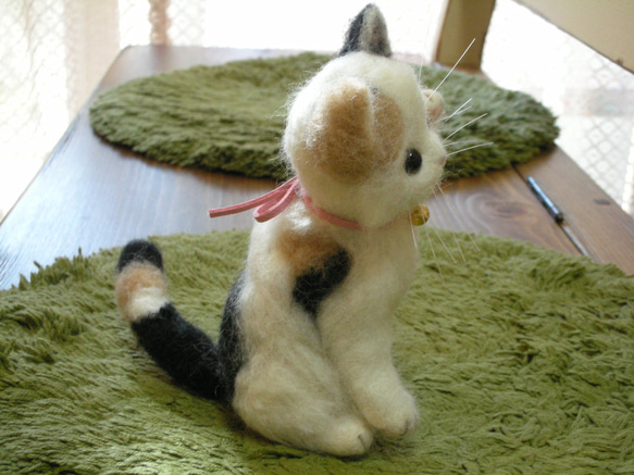 羊毛フェルト・招き猫ポーズの三毛猫ちゃん 4枚目の画像