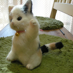 羊毛フェルト・招き猫ポーズの三毛猫ちゃん 5枚目の画像