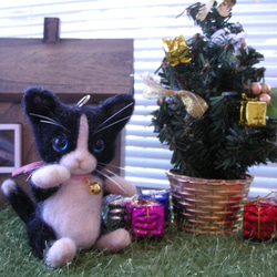羊毛フェルトの「はちわれ猫ちゃん」バッグチャーム 2枚目の画像