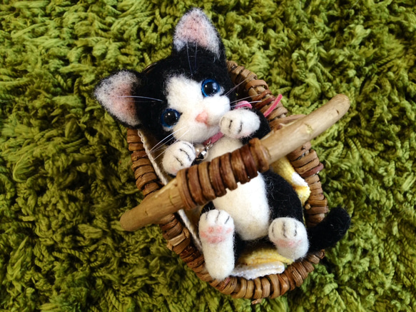 羊毛フェルト・はちわれの子猫・ごろ寝ポーズ・バッグチャーム 2枚目の画像