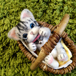 羊毛フェルト・アメショーの子猫・ごろ寝ポーズ・バッグチャーム 2枚目の画像