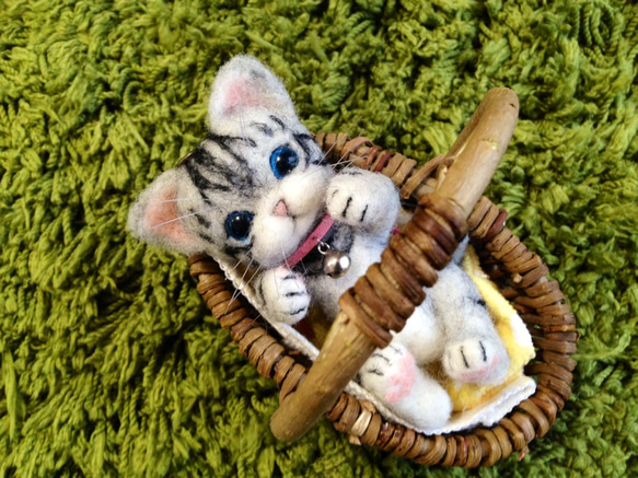 羊毛フェルト・アメショーの子猫・ごろ寝ポーズ・バッグチャーム 2枚目の画像