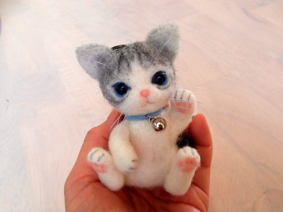 おりか様オーダー商品:乳飲み子猫サバトラちゃんのバッグチャーム(カゴ入り) 1枚目の画像