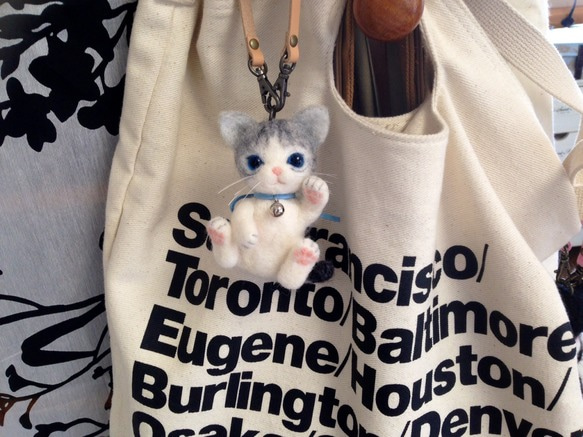 おりか様オーダー商品:乳飲み子猫サバトラちゃんのバッグチャーム(カゴ入り) 4枚目の画像