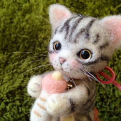 おりか様オーダー作品:乳飲み仔猫のサバトラちゃん(バッグチャーム、カゴ付き) 1枚目の画像