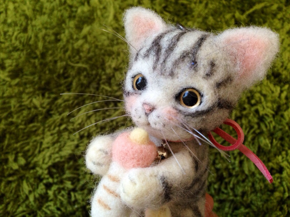 おりか様オーダー作品:乳飲み仔猫のサバトラちゃん(バッグチャーム、カゴ付き) 1枚目の画像