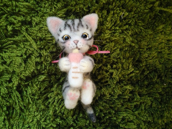 おりか様オーダー作品:乳飲み仔猫のサバトラちゃん(バッグチャーム、カゴ付き) 2枚目の画像