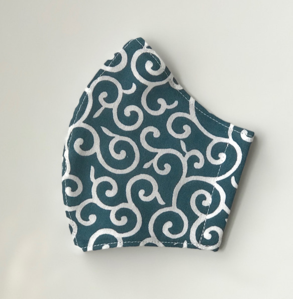 ≪日本製≫手ぬぐいマスク【唐草】（大人用） 1枚目の画像