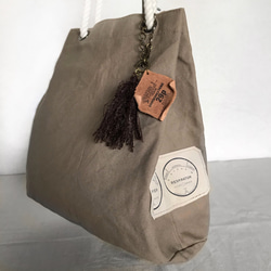 秋の福袋・シワ加工帆布 綿ロープ持ち手の バッグ ＆ふわふわタッセル 革タグ バッグチャーム セット・Creema限定 1枚目の画像