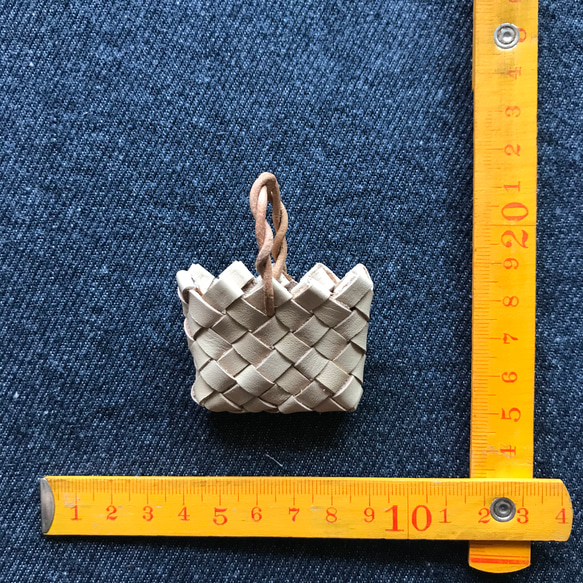 ミニチュア革かごバッグのブローチ・ベージュM・北欧かご風・ナチュラル・シンプル 2枚目の画像