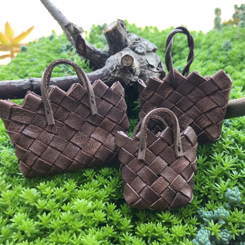 再販】ミニチュア革かごバッグのブローチ・チョコM・北欧かご風  