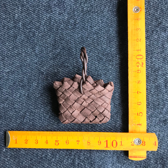 【再販】ミニチュア革かごバッグのブローチ・チョコM・北欧かご風・ナチュラル・シンプル 2枚目の画像