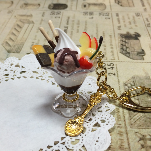 Q-potカフェ トイプードル NOBUPOO キーホルダー チョコ欠損 スイーツデコ☆チョコレートパフェのキーホルダー キーホルダー
