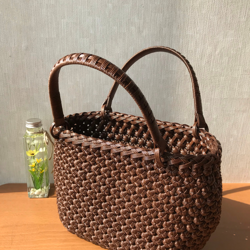 受注制作》花むすび編みのかごバッグ （こげ茶） かごバッグ