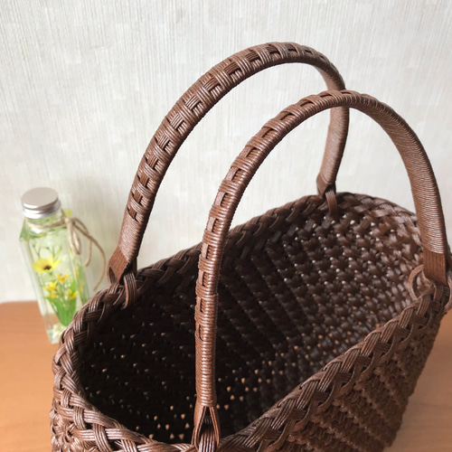 受注制作》花むすび編みのかごバッグ （こげ茶） かごバッグ