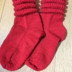 手編み靴下・段々赤 2枚目の画像