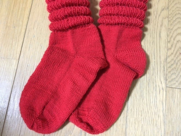 手編み靴下・段々赤 2枚目の画像