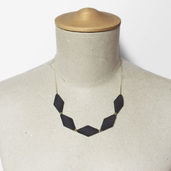 菱形マットブラックラバービーズのネックレス 2枚目の画像