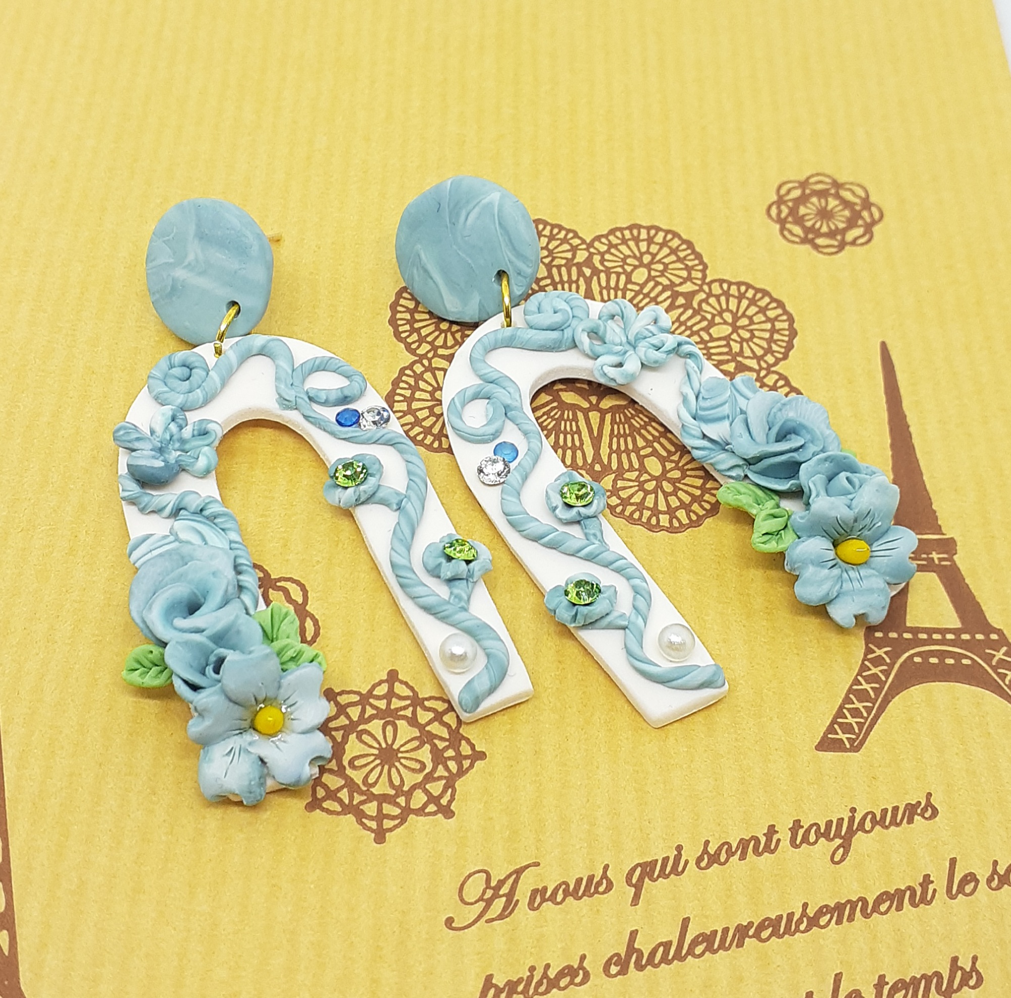 青い花のアーチ