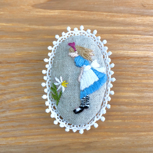 アリスの刺繍ブローチ ブローチ maron 通販 9656305｜Creema(クリーマ