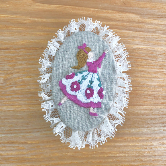 花柄ワンピースを着た女の子の刺繍ブローチ ブローチ maron 通販 