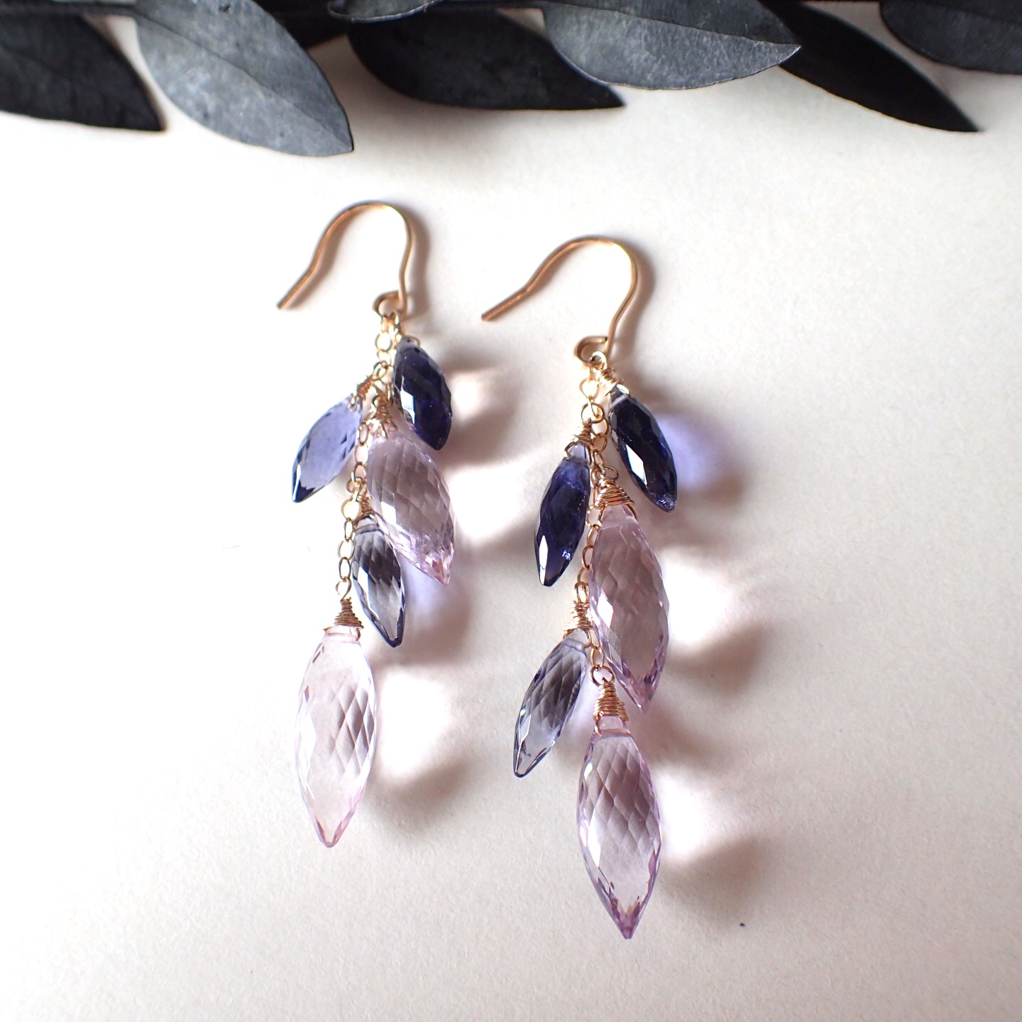 ◆14kgf◆デュウドロップ ブリオレットのラベンダーアメシストとアイオライト。フリンジピアス