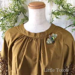 ビーズ刺繍のブローチ グリーン 花のガラスボタン ヴィンテージ チェコ 3枚目の画像