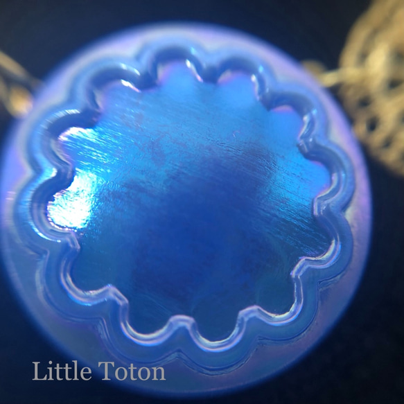 青く光る ガラスボタンとリングが連なるネックレス レース模様 Mサイズ オーロラ ヴィンテージ チェコ 6枚目の画像