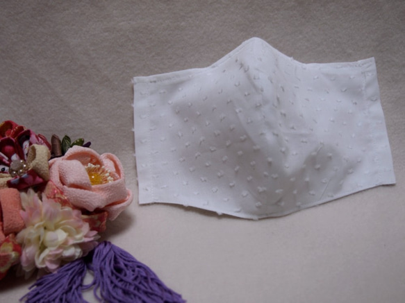 【送料無料】白×立体ドットの「綿＆シルクマスク」（女性用～男性用） 1枚目の画像