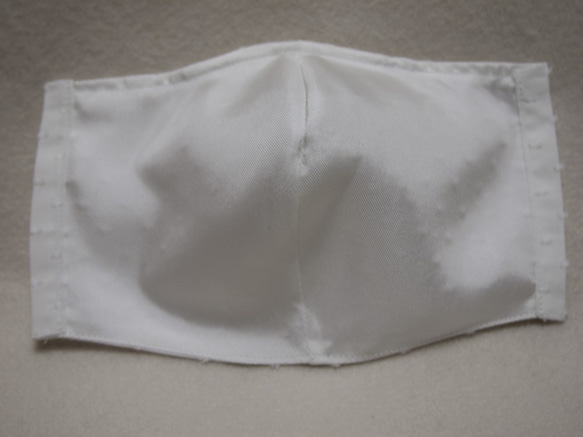 【送料無料】白×立体ドットの「綿＆シルクマスク」（女性用～男性用） 2枚目の画像