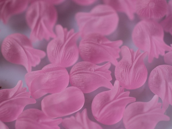 12個　ドイツ ヴィンテージ　ルーサイト製　ピンクのチューリップパーツ 2枚目の画像