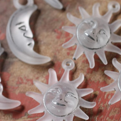 8個セット ヴィンテージ　太陽とお月さまのパーツ【マットクリアー×シルバー】　各4個 1枚目の画像