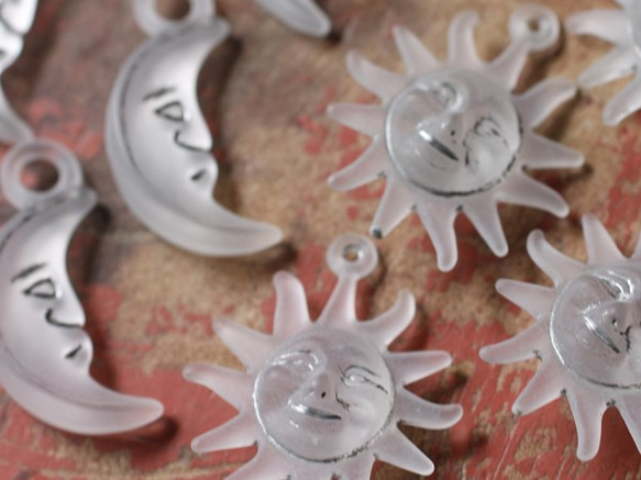 8個セット ヴィンテージ　太陽とお月さまのパーツ【マットクリアー×シルバー】　各4個 1枚目の画像