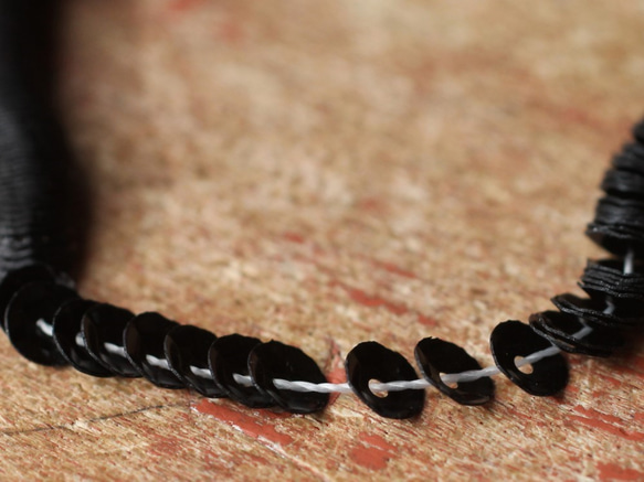 フランスヴィンテージのスパンコール【リッチブラック・カップ4mm】1本　オートクチュール刺繍に。 4枚目の画像