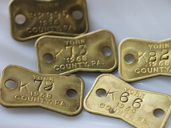 2個 ヴィンテージの真鍮製2穴ドッグタグ【A 1968年】 その他素材