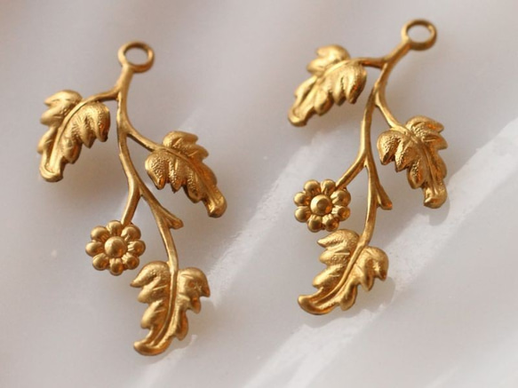4個 USA真鍮製スタッカブル・立体フラワー＆リーブス 1枚目の画像