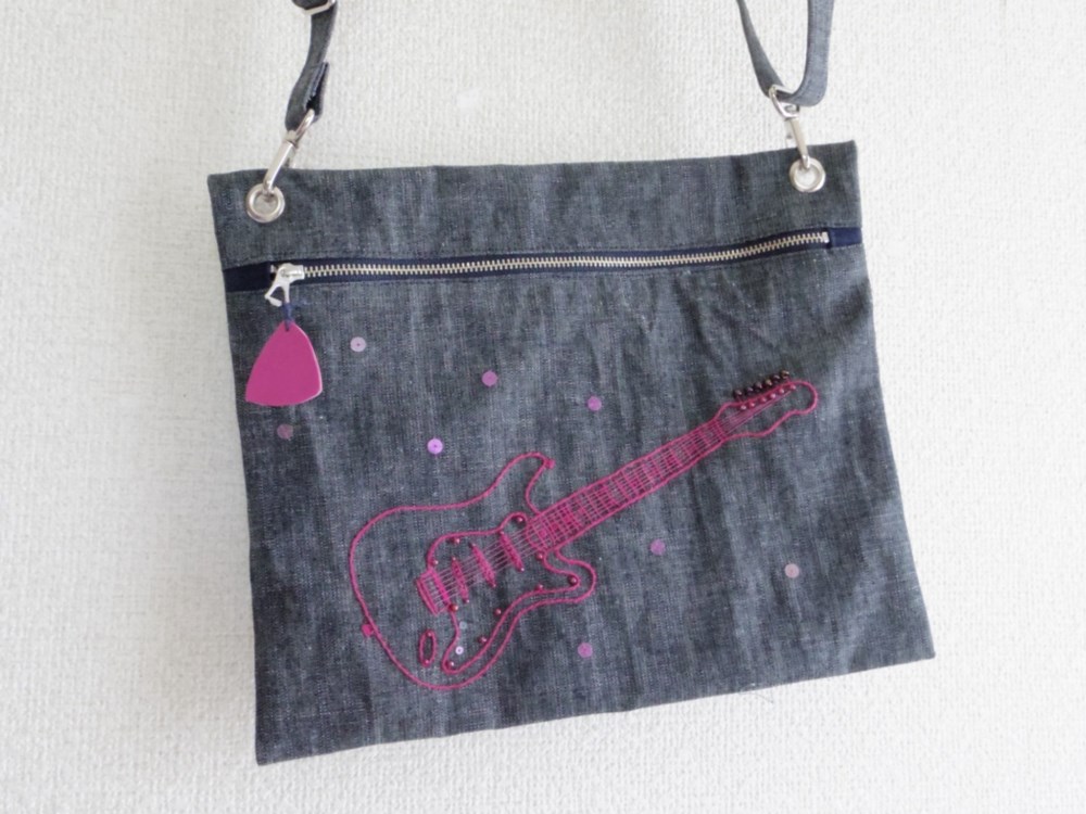 エレキギターのサコッシュ・ピンク