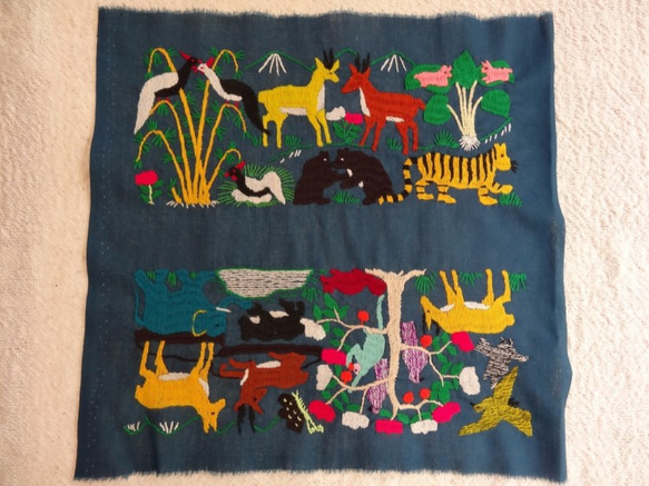 モン族の刺繍布【動物・青緑B】 2枚目の画像