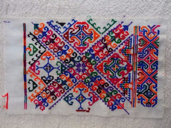 民族刺繍古布（波） 1枚目の画像