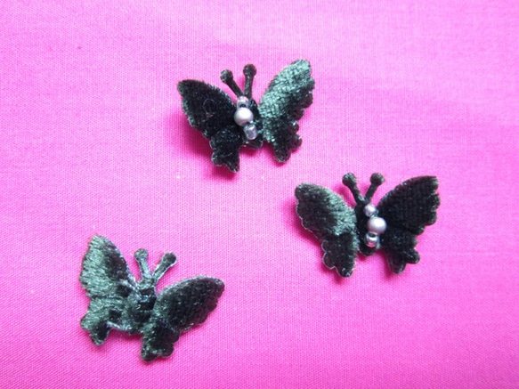 フランス　蝶のアップリケ　ベルベットダークグリーン 1枚目の画像