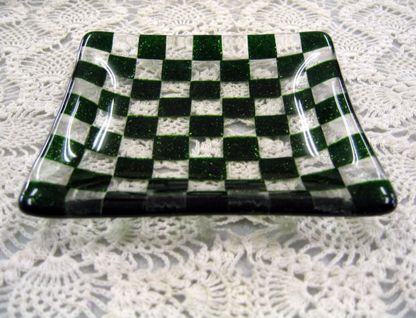 緑にキラキラ輝くガラス皿　ＳＤ３ 2枚目の画像