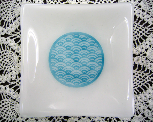 青海波模様のガラス皿　ＳＤ３４１ 1枚目の画像